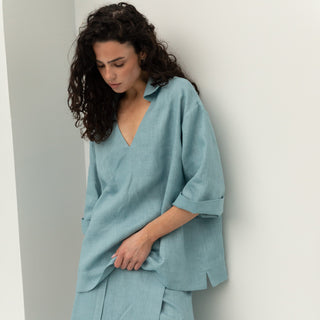 'Marbella' Linen Shirt with Collar and V-neck in Cyan Blue