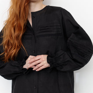 Pleated details black linen shirt