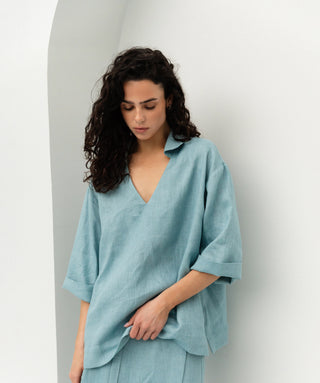 'Marbella' Linen Shirt with Collar and V-neck in Cyan Blue