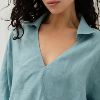 'Marbella' Linen Shirt with Collar and V-neck in Cyan